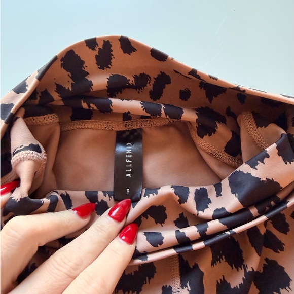 ALLFENIX Leopard Print Women's Leggings and Top Set - Picture 10 of 12